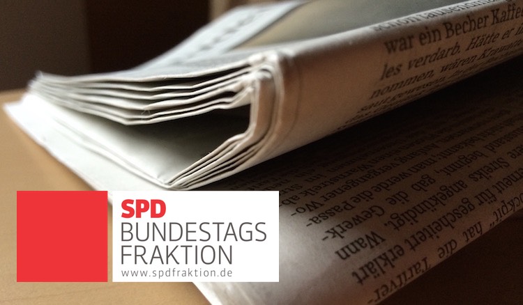 Zeitungsstapel, davor Logo der SPD-Bundestagsfraktion