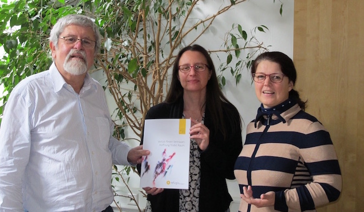 Auf dem Foto sind zu sehen der Erste Vorsitzende Dr. Helmut Scherbaum, Dipl.-Psychologin Ulrike Schneck, die Leiterin der Regionalstelle in Tübingen, und Ute Vogt.