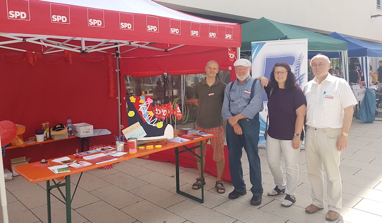 Unter einem roten SPD-Pavillon stehen der SPD-Ortsvereinsvorsitzende Björn Selent, Rudi Schaaf, Ute Vogt und Stadtrat Hans-Peter Ehrlich.