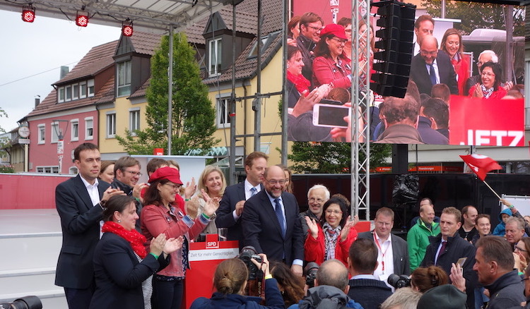 Martin Schulz umringt von den Kandidatinnen und Kandidaten der Region