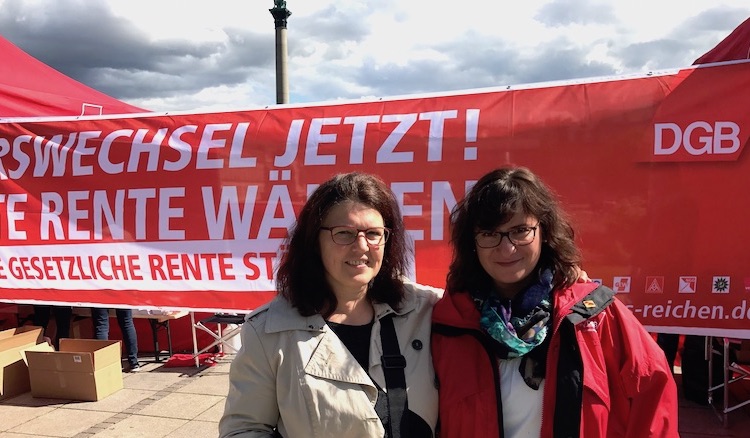 Mit Sarah Pawlowski vom DGB auf dem Schlossplatz in Stuttgart