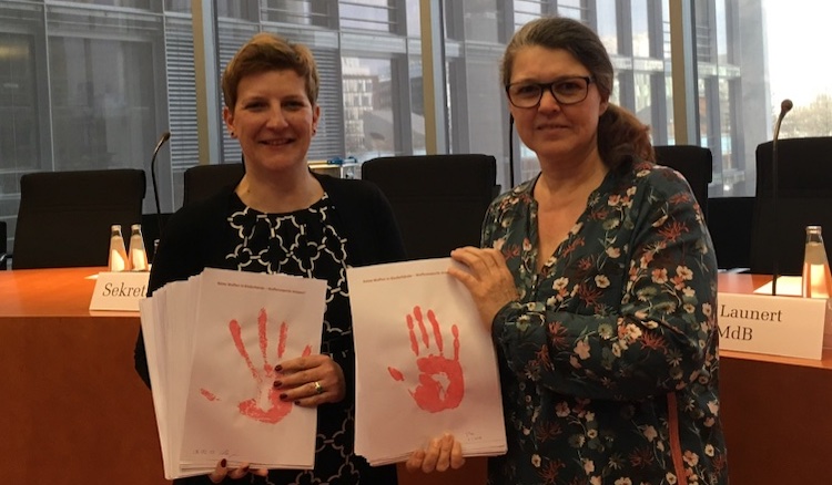 Ute Vogt übergibt Stuttgarter "rote Hände" an Kinderkommission