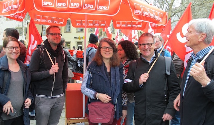 Ute Vogt steht mit 6 anderen unterm großen roten SPD-Schirm am Stand