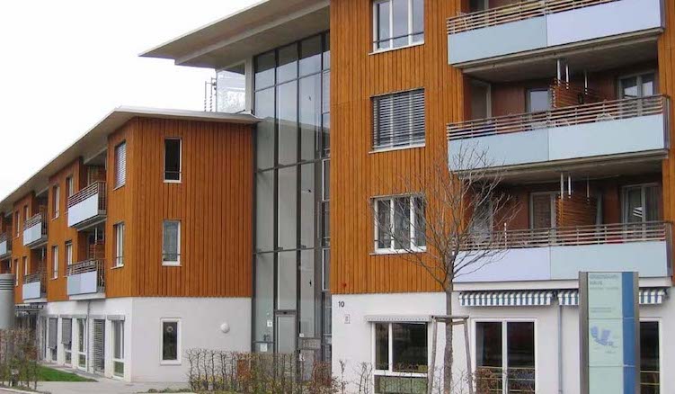 Blick auf die ansprechende Architektur des Pflegeheims Gradmannhaus in Kaltental mit seinen Holzverschalten Außenwänden.