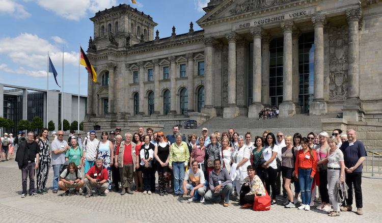 Die 50 Teilnehmer gruppieren sich auf dem Platz vor dem Deutschen Bundestag