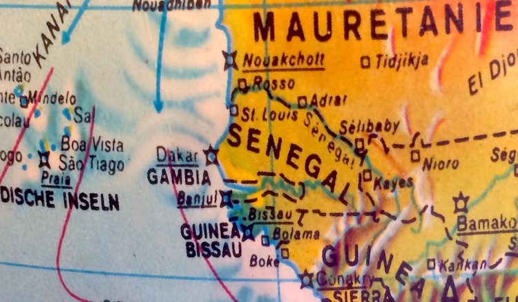 Ein Foto von einem alten Globus mit dem Ausschnitt der afrikanischen Westküste