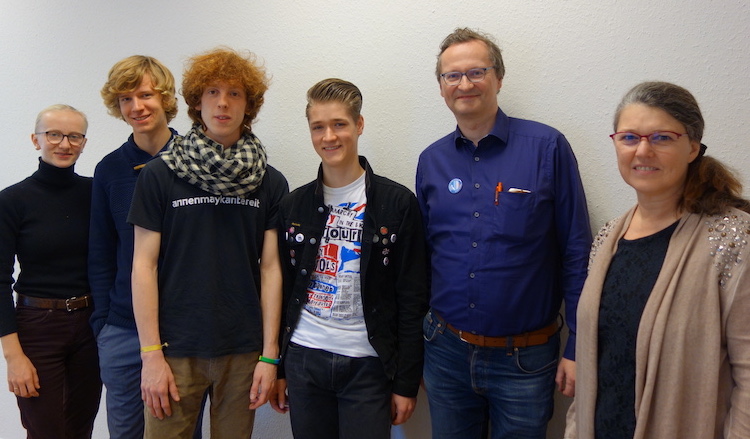 Die fünf Aktiven stehen mit Ute Vogt vor der weißen Wand