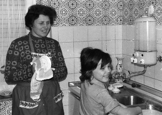 Ute Vogt und ihre Mutter beim Abspülen